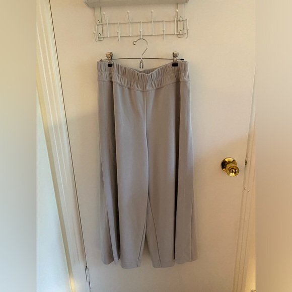 Lululemon Seek Softness Mid-Rise Crop in Lilac - Picture 2 of 6